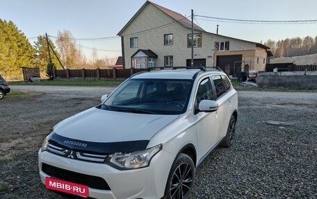 Mitsubishi Outlander III рестайлинг 3, 2013 год, 1 370 000 рублей, 5 фотография