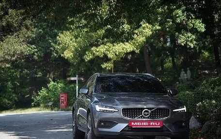 Volvo V60 Cross Country II, 2022 год, 3 850 000 рублей, 2 фотография
