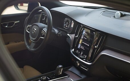 Volvo V60 Cross Country II, 2022 год, 3 850 000 рублей, 6 фотография