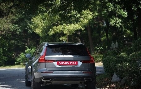 Volvo V60 Cross Country II, 2022 год, 3 850 000 рублей, 3 фотография