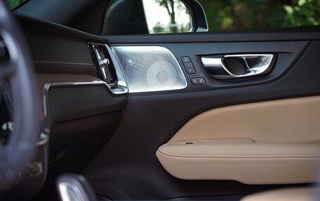 Volvo V60 Cross Country II, 2022 год, 3 850 000 рублей, 13 фотография