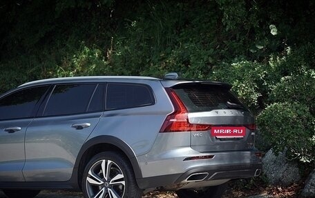 Volvo V60 Cross Country II, 2022 год, 3 850 000 рублей, 4 фотография