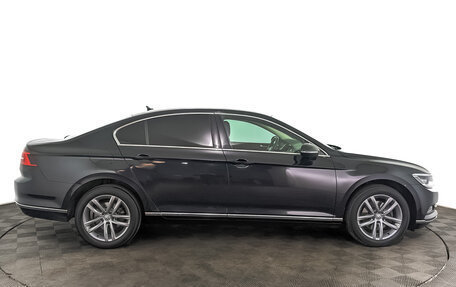 Volkswagen Passat B8 рестайлинг, 2018 год, 1 850 000 рублей, 4 фотография