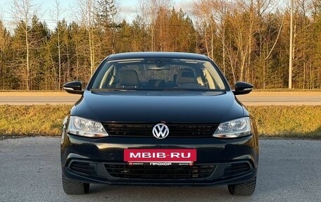 Volkswagen Jetta VI, 2013 год, 997 000 рублей, 2 фотография