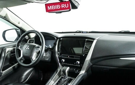 Mitsubishi Pajero Sport III рестайлинг, 2020 год, 3 800 000 рублей, 9 фотография