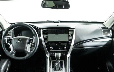 Mitsubishi Pajero Sport III рестайлинг, 2020 год, 3 800 000 рублей, 13 фотография
