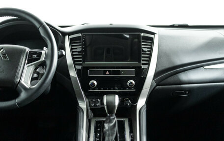 Mitsubishi Pajero Sport III рестайлинг, 2020 год, 3 800 000 рублей, 14 фотография