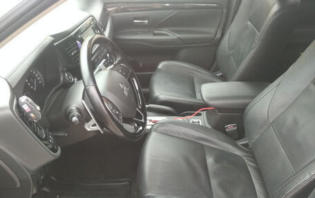 Mitsubishi Outlander III рестайлинг 3, 2016 год, 1 550 000 рублей, 5 фотография