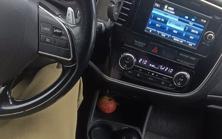 Mitsubishi Outlander III рестайлинг 3, 2016 год, 1 550 000 рублей, 4 фотография