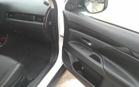 Mitsubishi Outlander III рестайлинг 3, 2016 год, 1 550 000 рублей, 6 фотография