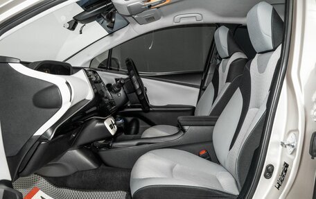 Toyota Prius IV XW50, 2017 год, 1 800 000 рублей, 6 фотография