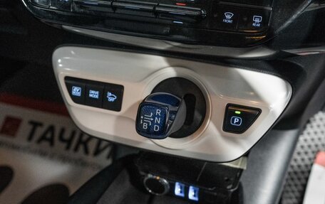 Toyota Prius IV XW50, 2017 год, 1 800 000 рублей, 13 фотография