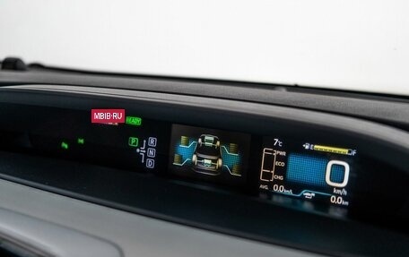 Toyota Prius IV XW50, 2017 год, 1 800 000 рублей, 12 фотография