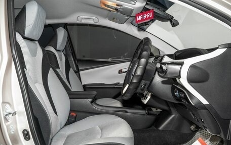 Toyota Prius IV XW50, 2017 год, 1 800 000 рублей, 5 фотография