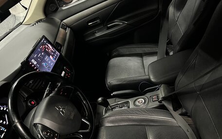 Mitsubishi Outlander III рестайлинг 3, 2015 год, 1 400 000 рублей, 11 фотография