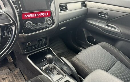 Mitsubishi Outlander III рестайлинг 3, 2018 год, 1 900 000 рублей, 9 фотография