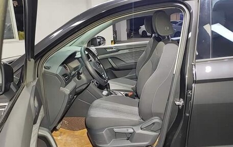 Volkswagen Tiguan II, 2022 год, 2 100 000 рублей, 9 фотография