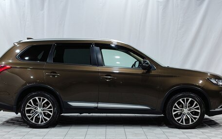 Mitsubishi Outlander III рестайлинг 3, 2018 год, 1 900 000 рублей, 4 фотография