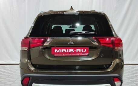Mitsubishi Outlander III рестайлинг 3, 2018 год, 1 900 000 рублей, 6 фотография
