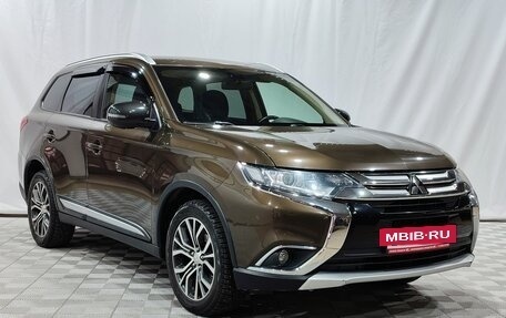 Mitsubishi Outlander III рестайлинг 3, 2018 год, 1 900 000 рублей, 3 фотография