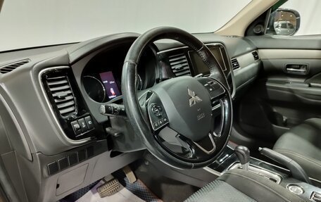 Mitsubishi Outlander III рестайлинг 3, 2018 год, 1 900 000 рублей, 17 фотография