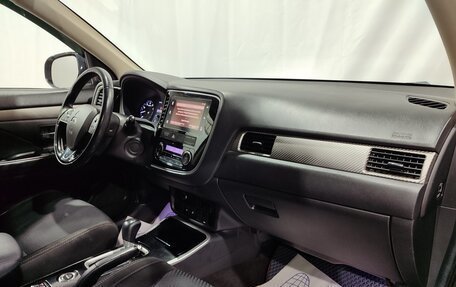 Mitsubishi Outlander III рестайлинг 3, 2018 год, 1 900 000 рублей, 14 фотография