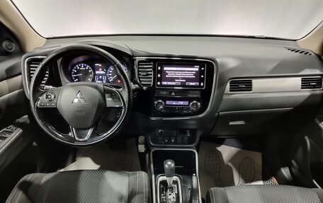 Mitsubishi Outlander III рестайлинг 3, 2018 год, 1 900 000 рублей, 15 фотография