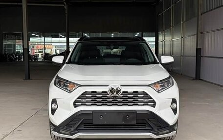 Toyota RAV4, 2021 год, 2 550 000 рублей, 2 фотография