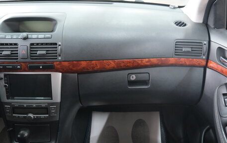 Toyota Avensis III рестайлинг, 2004 год, 699 000 рублей, 18 фотография