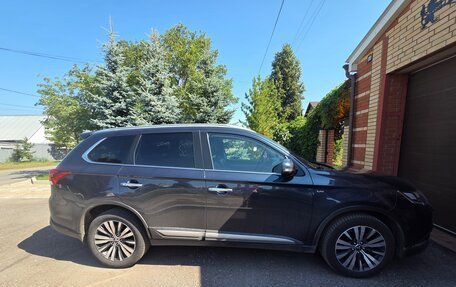 Mitsubishi Outlander III рестайлинг 3, 2019 год, 2 990 000 рублей, 4 фотография