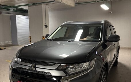 Mitsubishi Outlander III рестайлинг 3, 2020 год, 2 350 000 рублей, 1 фотография