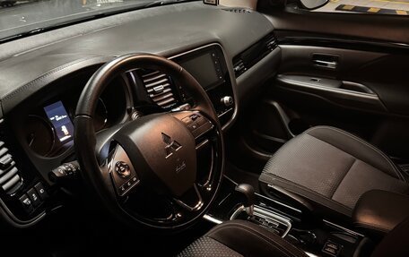 Mitsubishi Outlander III рестайлинг 3, 2020 год, 2 350 000 рублей, 8 фотография