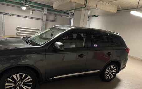 Mitsubishi Outlander III рестайлинг 3, 2020 год, 2 350 000 рублей, 7 фотография