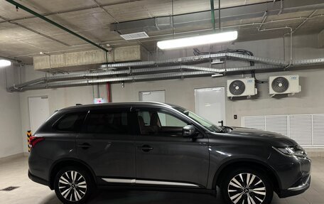 Mitsubishi Outlander III рестайлинг 3, 2020 год, 2 350 000 рублей, 4 фотография