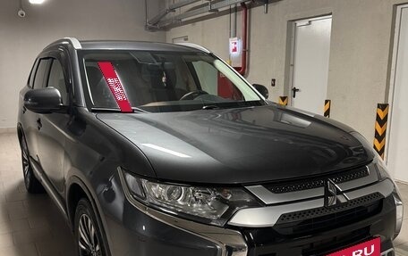Mitsubishi Outlander III рестайлинг 3, 2020 год, 2 350 000 рублей, 3 фотография