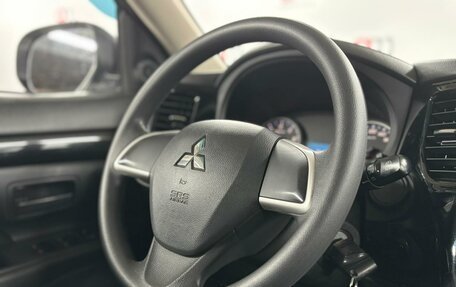 Mitsubishi Outlander III рестайлинг 3, 2019 год, 1 599 000 рублей, 13 фотография