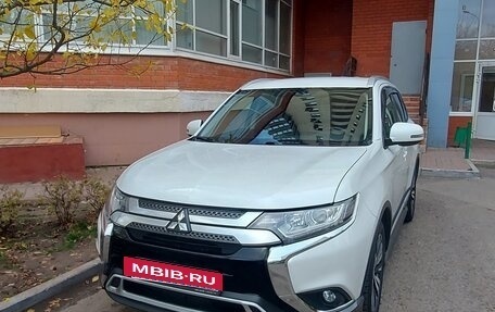 Mitsubishi Outlander III рестайлинг 3, 2019 год, 2 350 000 рублей, 5 фотография