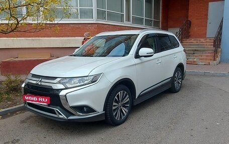 Mitsubishi Outlander III рестайлинг 3, 2019 год, 2 350 000 рублей, 3 фотография