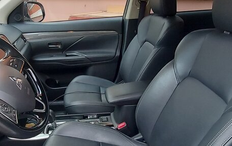Mitsubishi Outlander III рестайлинг 3, 2019 год, 2 350 000 рублей, 8 фотография