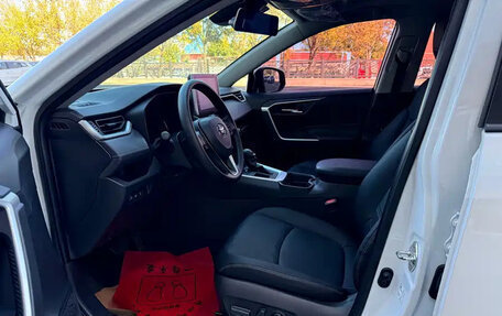 Toyota RAV4, 2021 год, 2 622 000 рублей, 10 фотография
