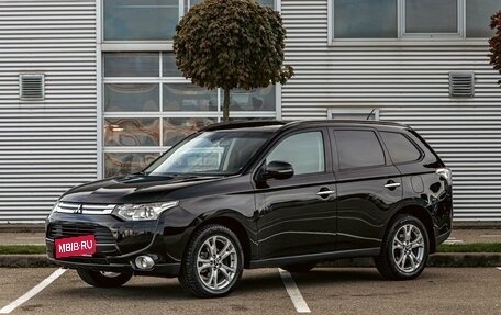Mitsubishi Outlander III рестайлинг 3, 2013 год, 1 355 000 рублей, 1 фотография