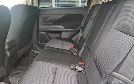 Mitsubishi Outlander III рестайлинг 3, 2017 год, 2 350 000 рублей, 6 фотография