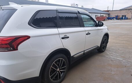 Mitsubishi Outlander III рестайлинг 3, 2017 год, 2 350 000 рублей, 4 фотография