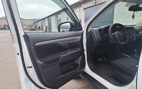 Mitsubishi Outlander III рестайлинг 3, 2017 год, 2 350 000 рублей, 8 фотография