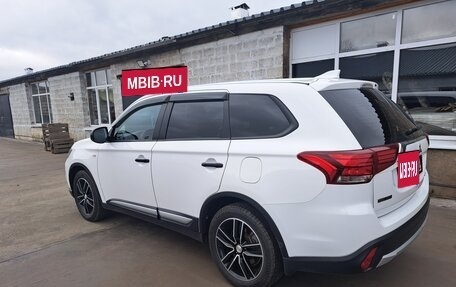 Mitsubishi Outlander III рестайлинг 3, 2017 год, 2 350 000 рублей, 5 фотография