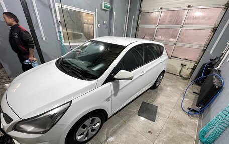 Hyundai Solaris II рестайлинг, 2014 год, 1 000 000 рублей, 23 фотография