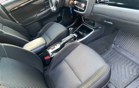 Mitsubishi Outlander III рестайлинг 3, 2020 год, 1 850 000 рублей, 8 фотография