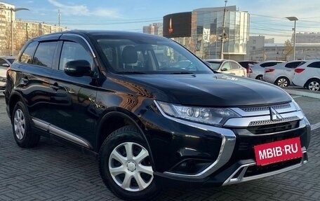 Mitsubishi Outlander III рестайлинг 3, 2020 год, 1 850 000 рублей, 2 фотография