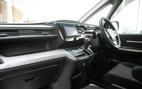 Honda Stepwgn IV, 2017 год, 1 898 000 рублей, 12 фотография