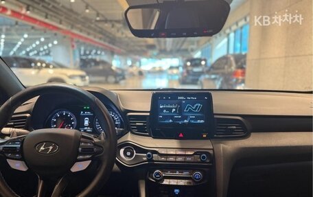 Hyundai Veloster II, 2022 год, 1 818 000 рублей, 7 фотография